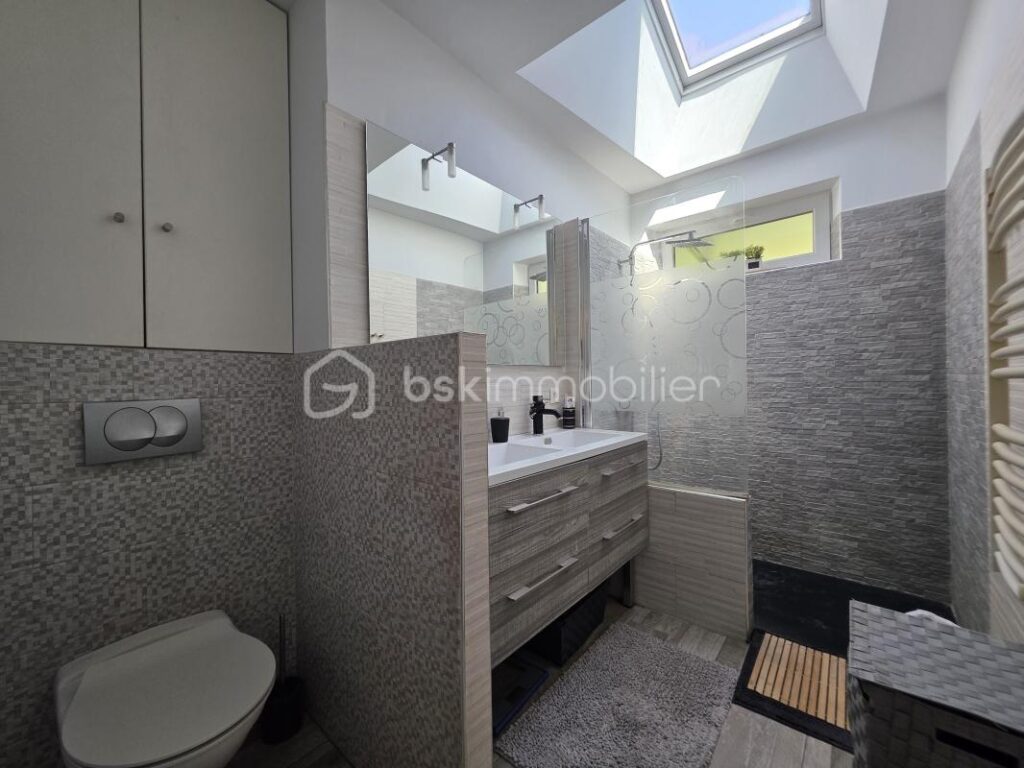 Pavillon de plain pied avec sous sol – 4 pièces – 2 chambres – 90 m²