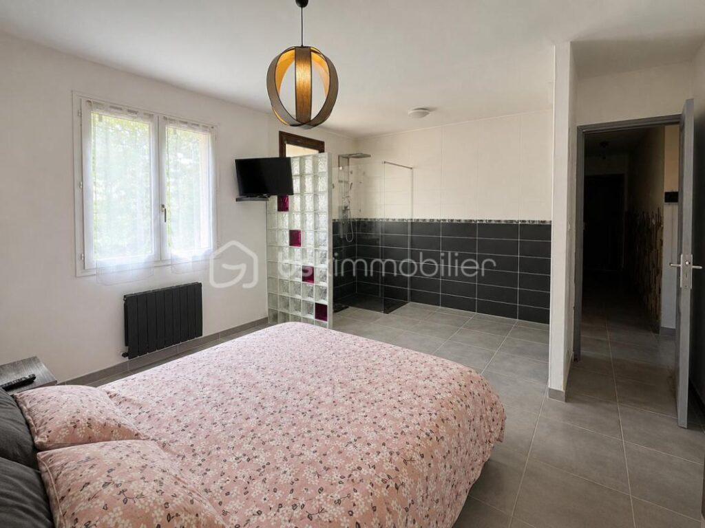 Maison familiale avec piscine et dépendance sur 1000m2 de terrain – 6 pièces – 4 chambres – 160 m²