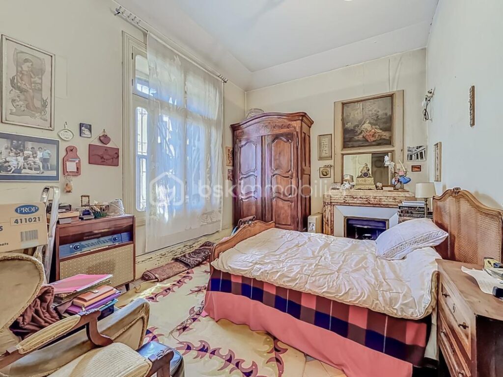 *** MAISON DE CARACTÈRE DE 230M2 AVEC CAVE ET PARKING – ARLES *** – 9 pièces – 6 chambres – 230 m²