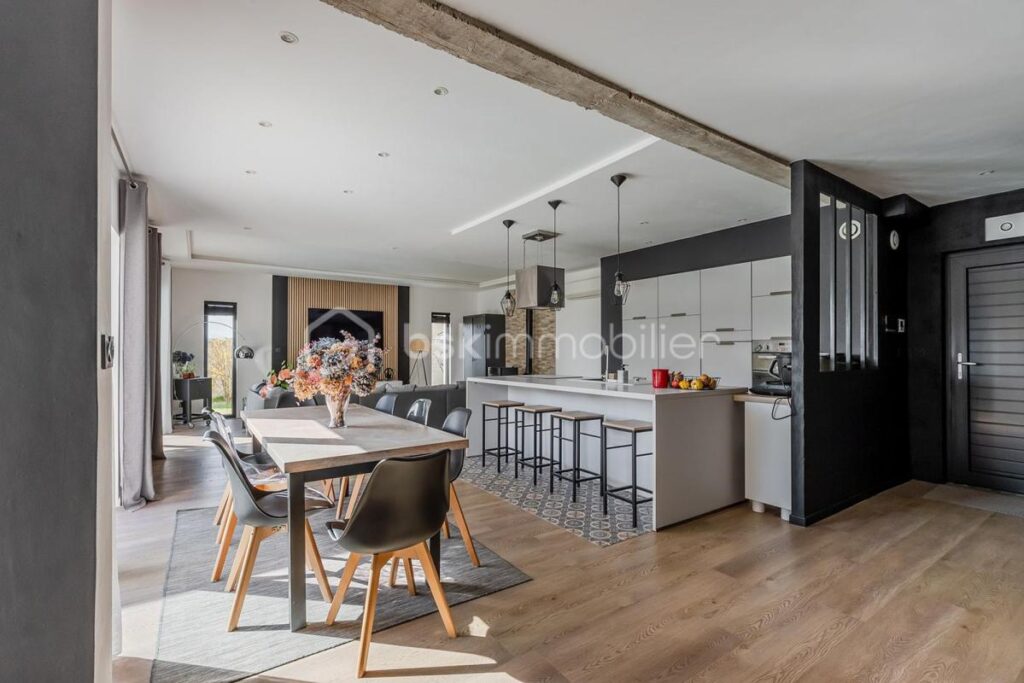 MAISON MODERNE QUASI AUTONOME AVEC PIECE DE VIE 80m2 – 5 pièces – 3 chambres – 163 m²