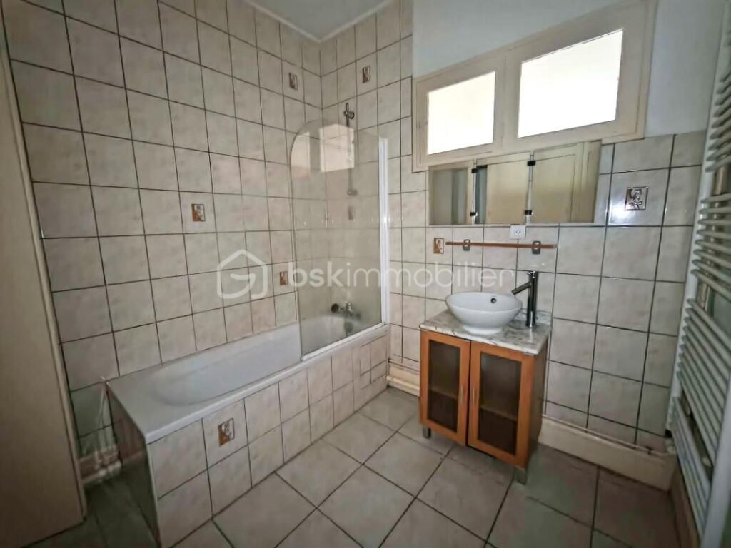 IMMEUBLE DE RAPPORT – 2 APPARTEMENTS – GARAGE – TERRAIN – NOIRÉTABLE – 6 pièces – NR chambres – 136 m²