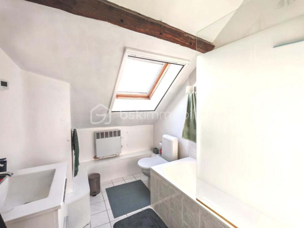 DUPLEX DE CHARME EN HYPERCENTRE – VUE TOITS & CACHET DE L’ANCIEN – 4 pièces – 2 chambres – 69 m²