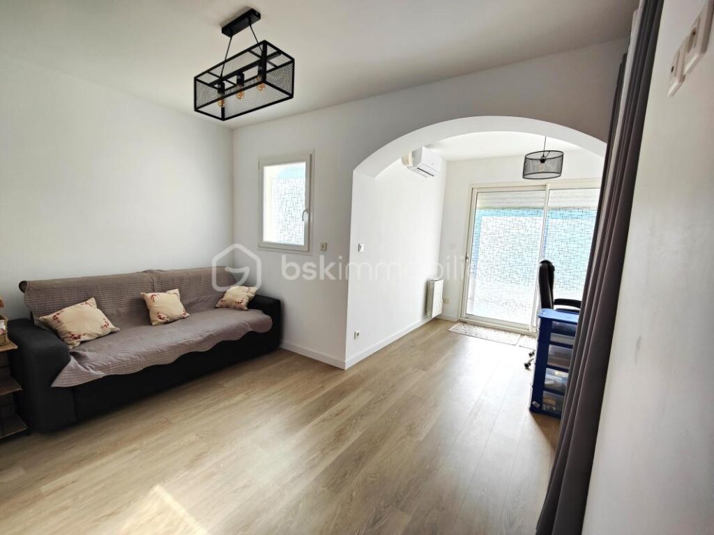 MONTREDON DES CORBIÈRES – VILLA R+1 – 120m² habitable – 3 CHAMBRES – DRESSING – CLIMATISATION RÉVERSIBLE – GARAGE – PISCINE EN DUR – VUE EXCEPTIONNELLE – 4 pièces – 3 chambres – 120 m²