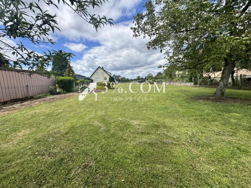 3%COM Très beau terrain constructible 9 ares – NR pièces – NR chambres – 912 m²