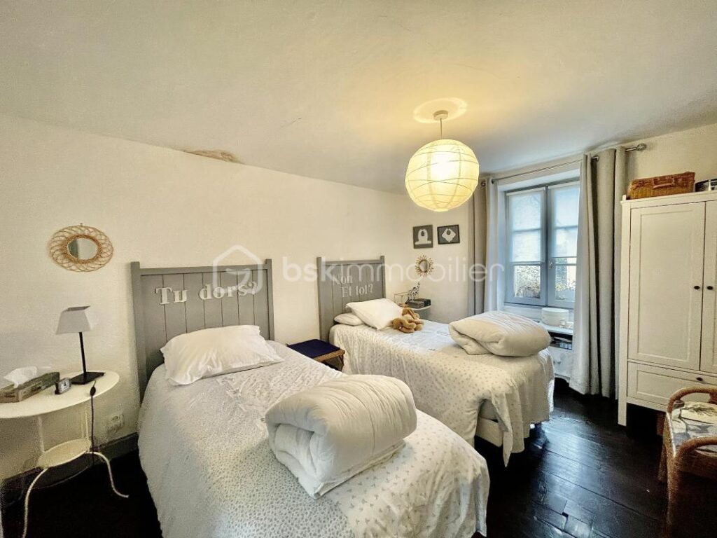 JOSSELIN – Maison de caractère avec jardin en surplomb et vue château – 7 pièces – 3 chambres – 132 m²