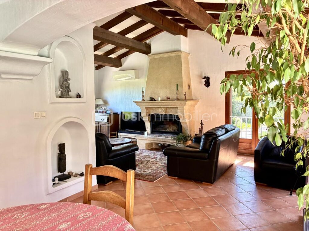 Aix-en-Provence Nord – Célony | Maison familiale avec piscine sur 3 000 m² au calme – 5 pièces – 4 chambres – 132 m²
