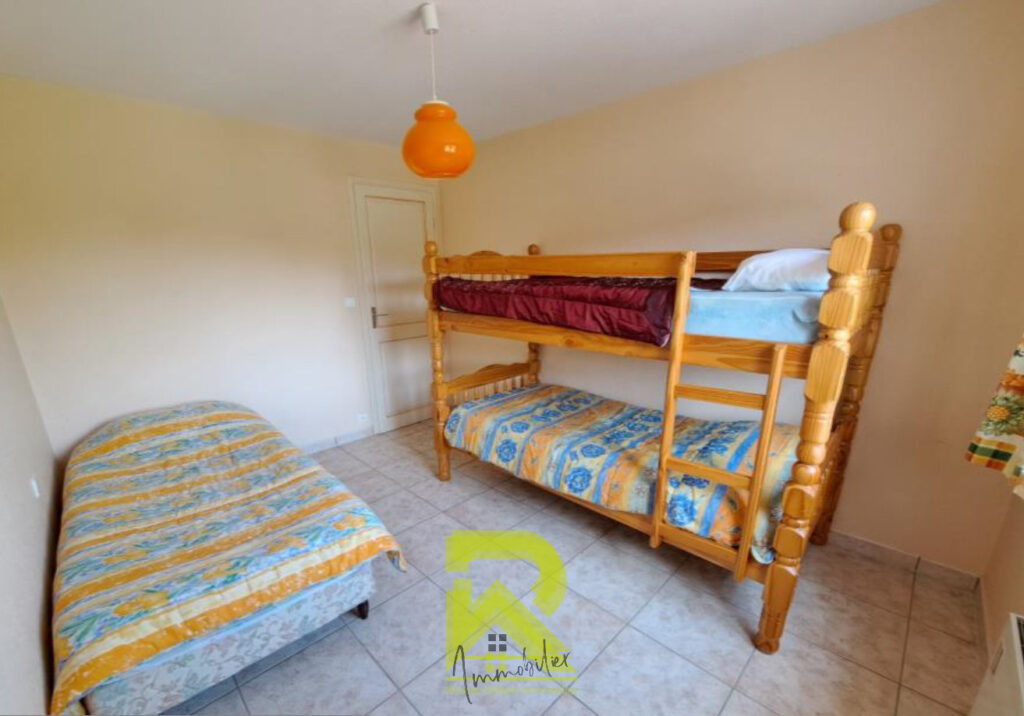 Charmante Maison + 4 appartements +1 terrain viabilisé à RIB – 14 pièces – 8 chambres – 350 m²