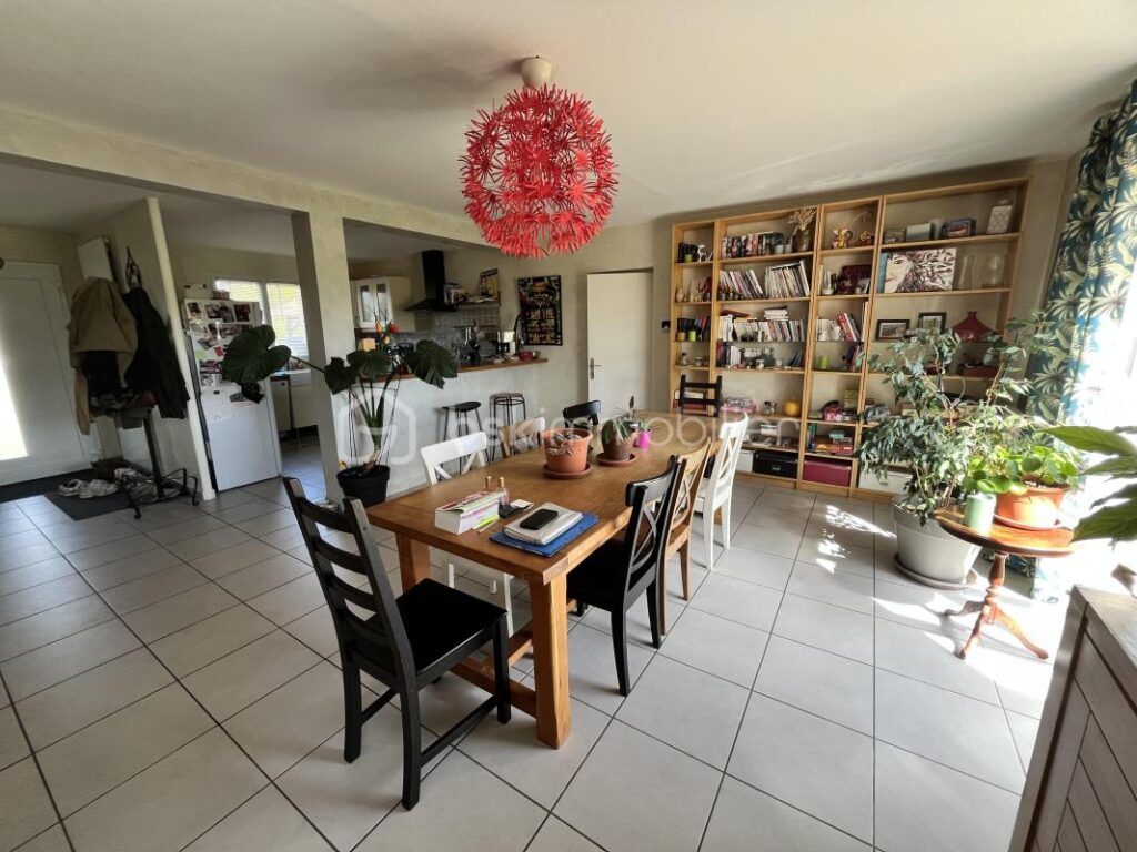 Magnifique maison familiale contemporaine en lisière de la Forêt des Bertranges avec double carport et garage – 7 pièces – 5 chambres – 180 m²