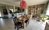 Magnifique maison familiale contemporaine en lisière de la Forêt des Bertranges avec double carport et garage – 7 pièces – 5 chambres – 180 m²