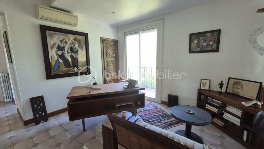 A VENDRE MAISON DE CARACTERE DE 278M² SUR TERRAIN DE 1562M² DONT UNE PARTIE CONSTRUCTIBLE A CERET – CENTRE VILLE – PROCHE DE TOUS LES COMMERCES ET DES ECOLES A PIED – AUCU VIS A VIS – PROCHE DU STADE – 11 pièces – 6 chambres – 278 m²