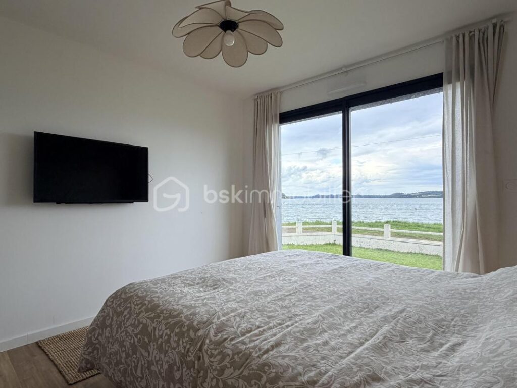 NOUVEAUTE COUP DE COEUR! Une opportunité rarissime : Votre refuge &lsquo;pieds dans l&rsquo;eau&rsquo; – 5 pièces – 2 chambres – 102 m²