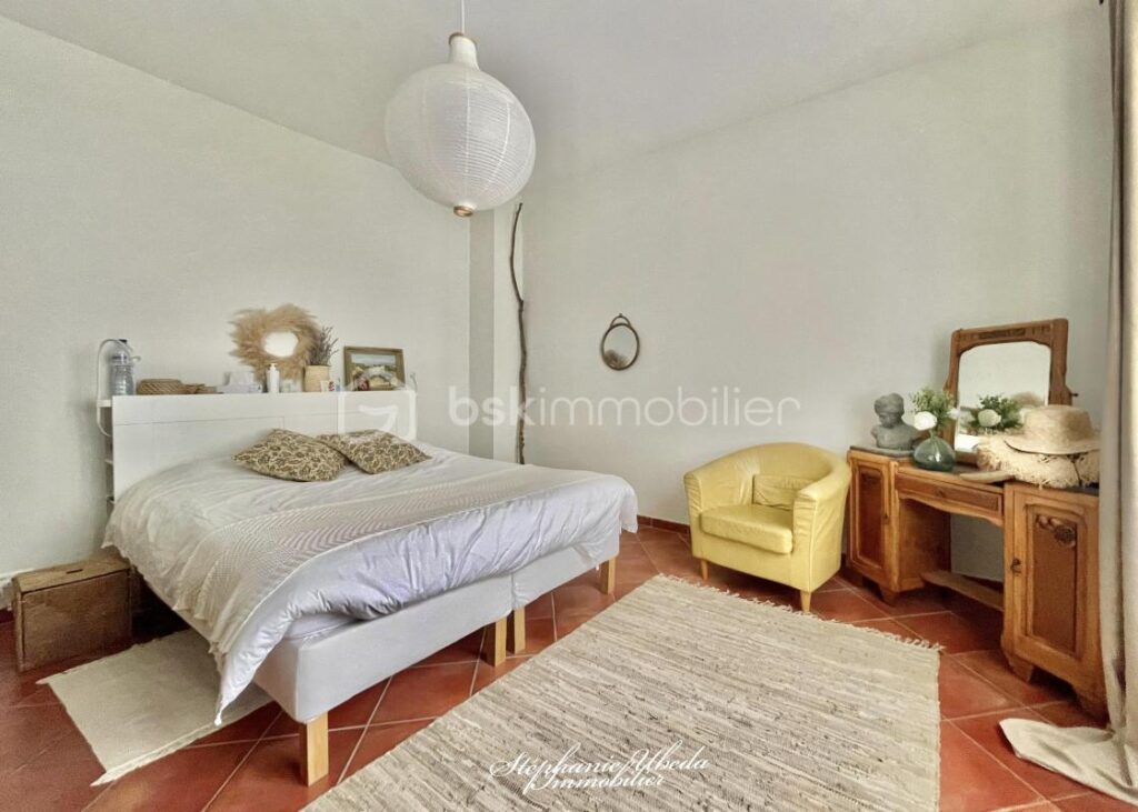 Mas de caractère de 250m2 – 6ch – sur 10000m2 au calme absolu – Cadre provençal d’exception à proximité du Golf de Pont Royal – 7 pièces – 6 chambres – 226 m²