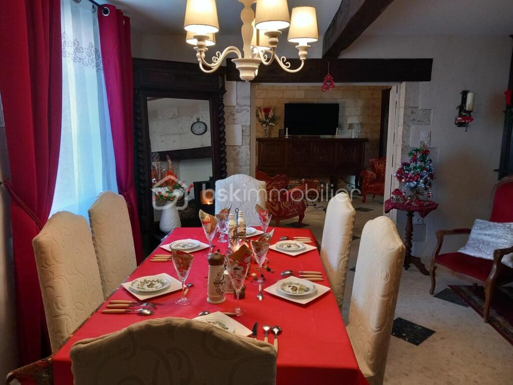 PROPRIETE DE VILLAGE EN PIERRE – PROCHE NERAC- 3 CHAMBRES- MEZZANINE- JARDIN- CLOITRE – 5 pièces – 3 chambres – 181 m²