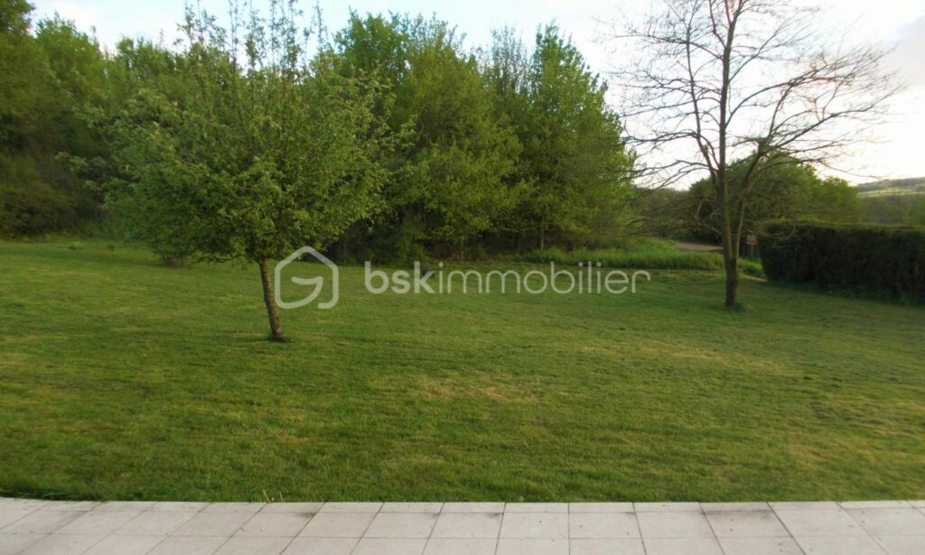 AU CALME ENTOURÉ DE VERDURE PROCHE DE NOYERS BOURGOGNE 89 – 4 pièces – 3 chambres – 77 m²