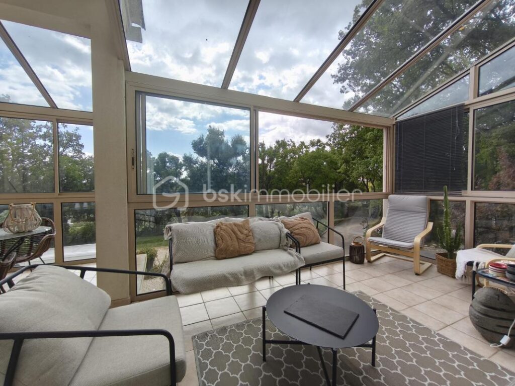 Maison 230 m² 3 appartements , 1 T4, 1 T2, 1 studio sur 3500 m² de terrain – 8 pièces – 5 chambres – 250 m²
