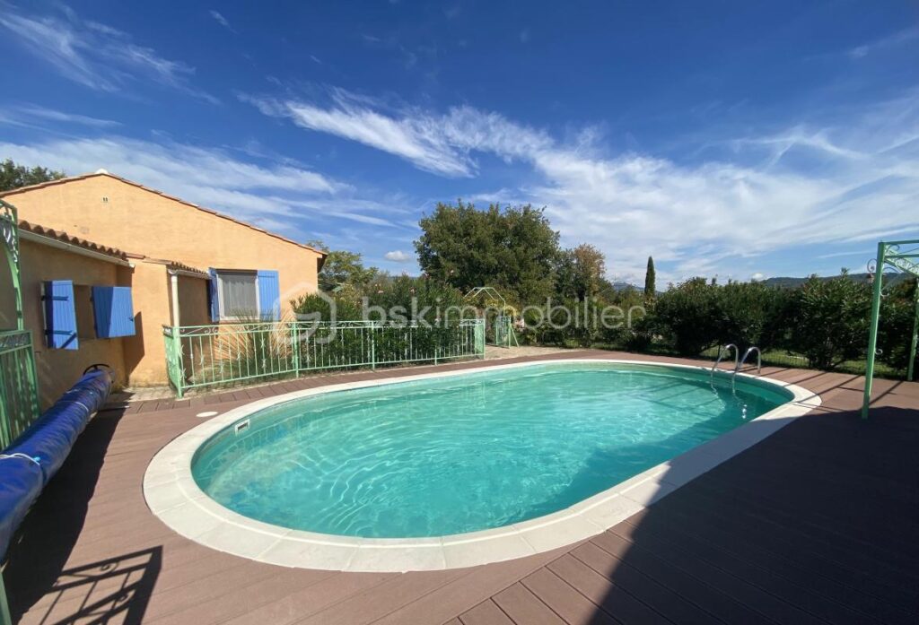 Maison de plain-pied prête à vivre avec piscine, garage et vue ouverte sur le Luberon sur terrain plat et clôturé de 1549 m² – 7 pièces – 4 chambres – 150 m²