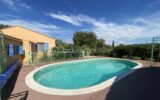 Maison de plain-pied prête à vivre avec piscine, garage et vue ouverte sur le Luberon sur terrain plat et clôturé de 1549 m² – 7 pièces – 4 chambres – 150 m²