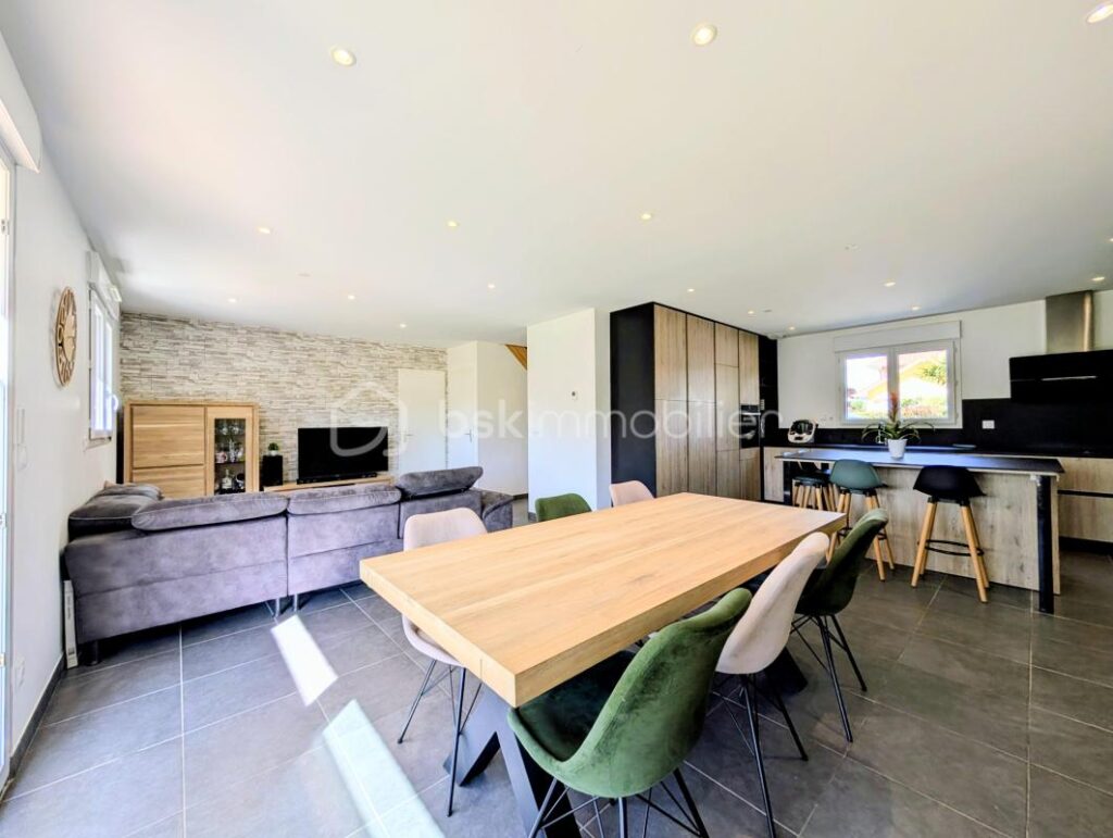 HAUTEVILLE-SUR-FIER — MAISON RECENTE — 4 CHAMBRES — CALME — VUE DEGAGEE — TERRASSE — JARDIN – 5 pièces – 4 chambres – 101 m²