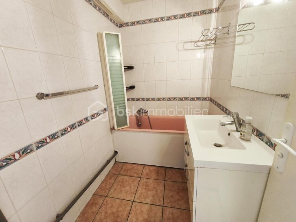 3 pièces lumineux au dernier étage avec vue dégagée et balcon – 3 pièces – 2 chambres – 52 m²
