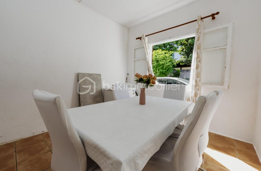 À VENDRE – 2 maisons jumelée avec vue mer pour le prix d&rsquo;une – NR pièces – 5 chambres – 214 m²