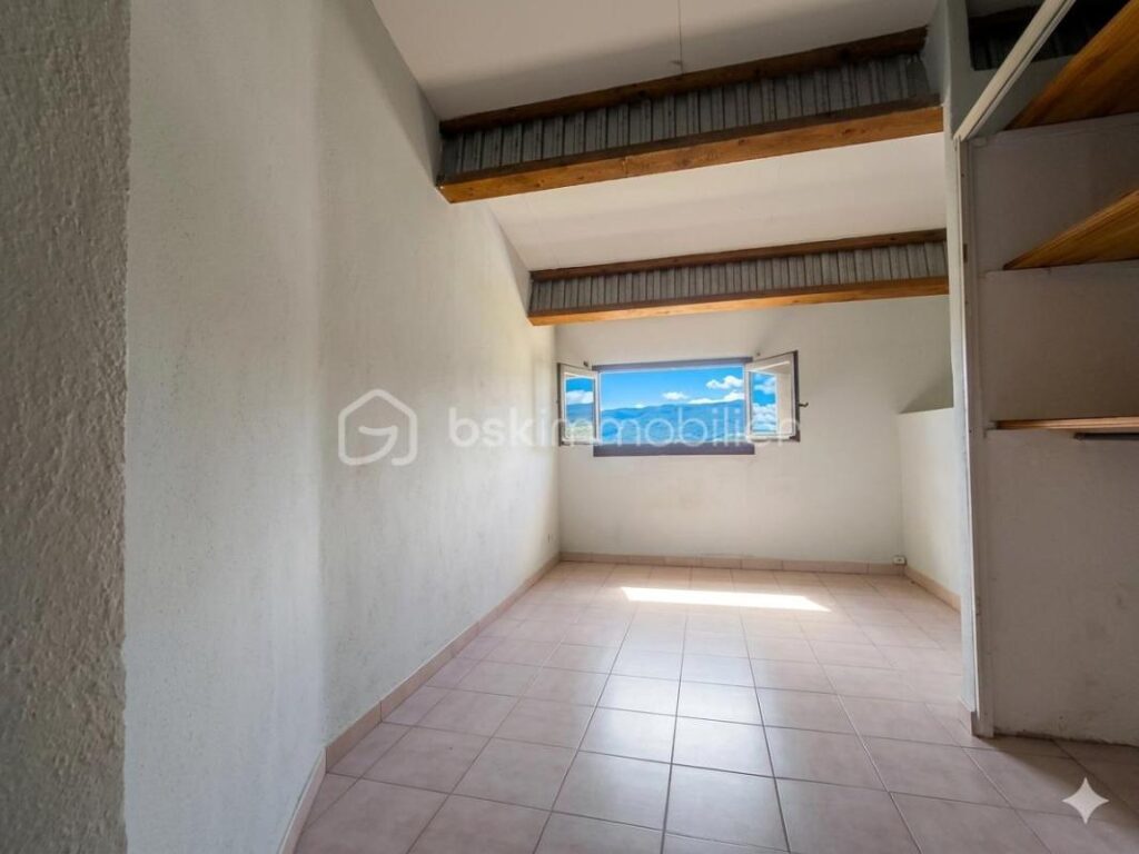 🏡 **Maison de village pleine de charme au cœur de Sault – 156 m² env. avec fort potentiel !** 🏡 – 6 pièces – 5 chambres – 156 m²