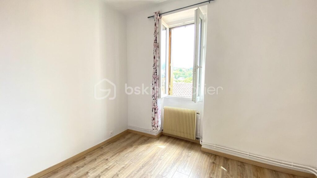 Appartement T4 rénové – 78 m² – Dernier étage – Proximité immédiate centre-ville Saint-Affrique – 4 pièces – 3 chambres – 78 m²
