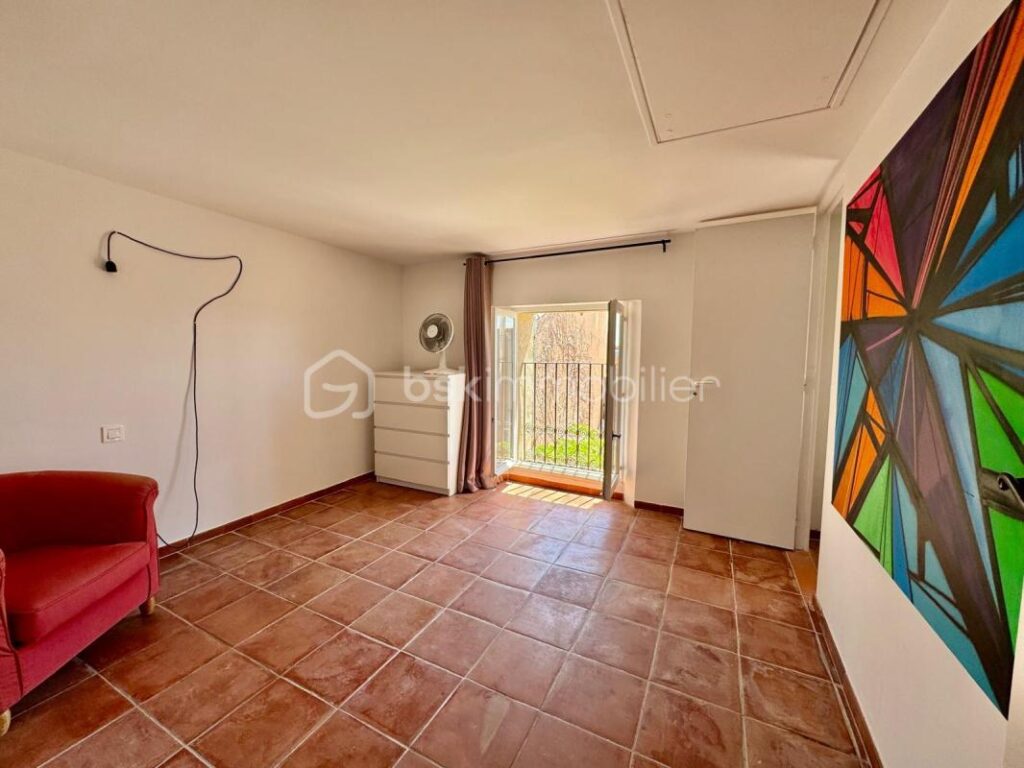 EGUILLES : Maison de ville 5 pièces avec cour – 5 pièces – 4 chambres – 100 m²