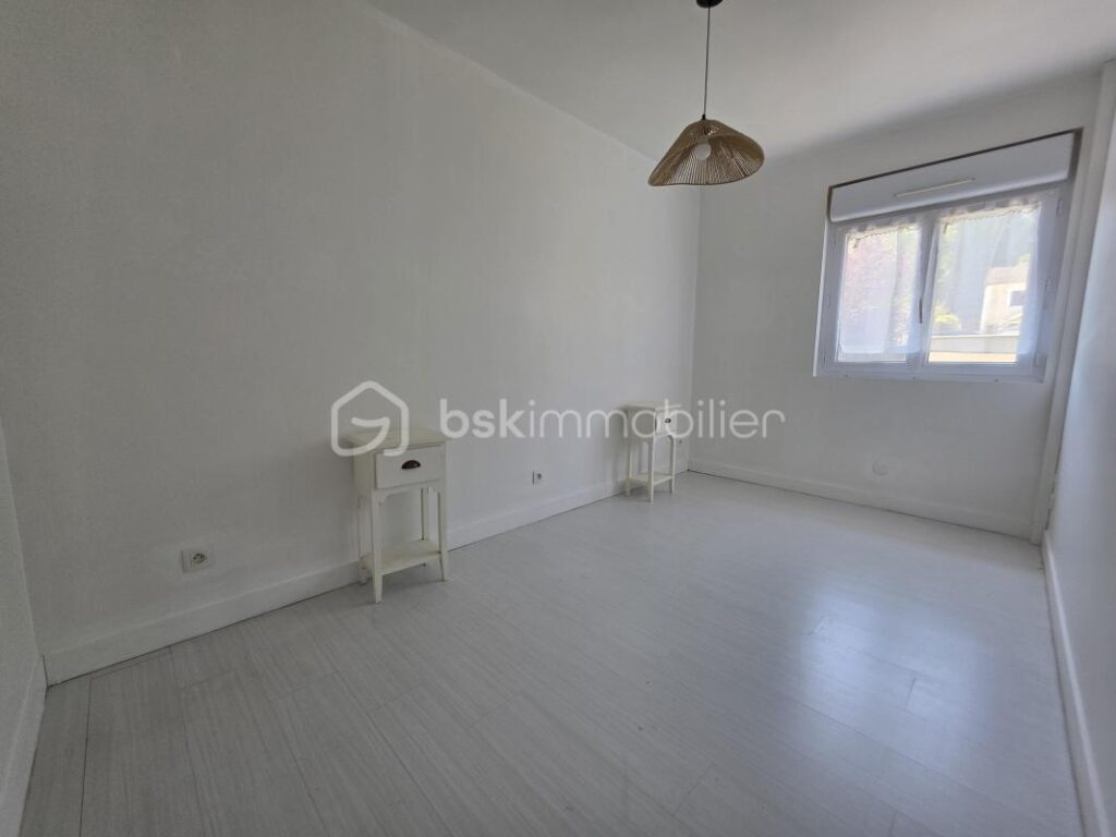 Pavillon de plain pied avec sous sol – 4 pièces – 2 chambres – 90 m²