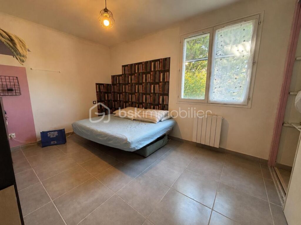 Maison familiale avec piscine et dépendance sur 1000m2 de terrain – 6 pièces – 4 chambres – 160 m²