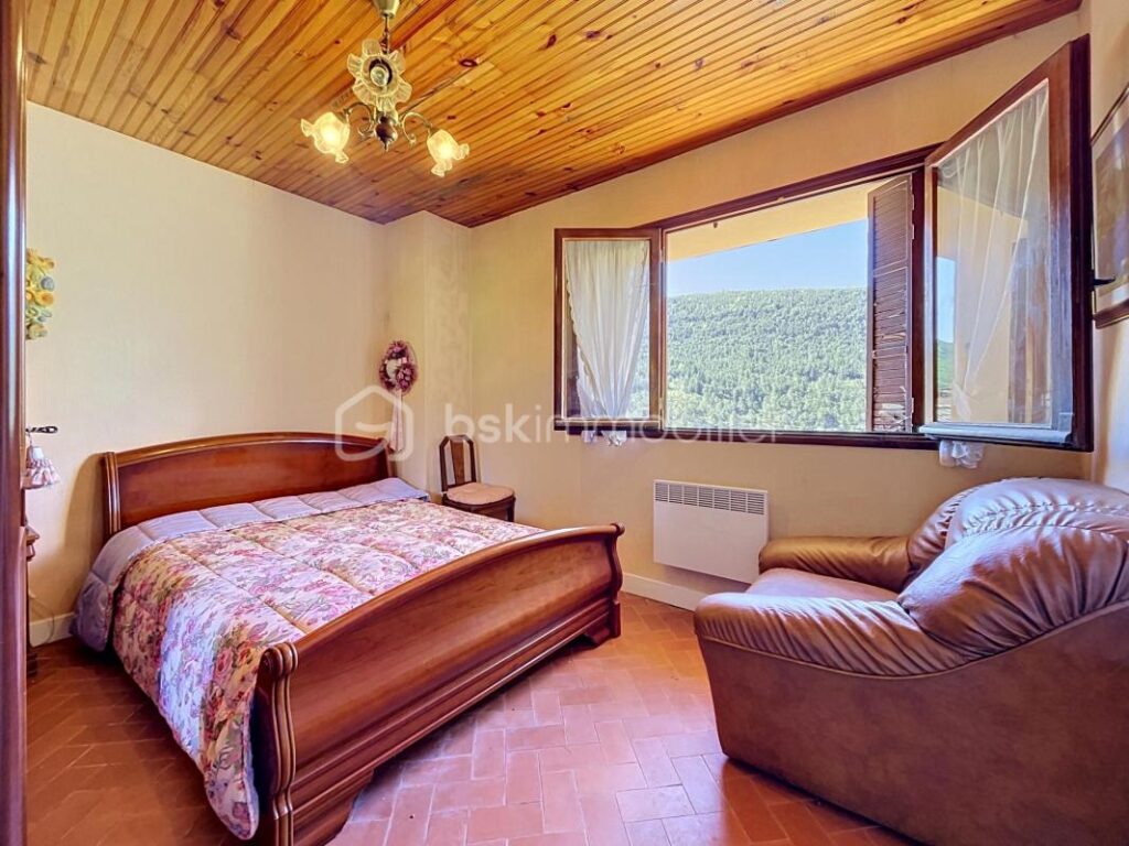 Maison de village traversante avec vue sur la Plaine – Caille (06750) – 4 pièces – 2 chambres – 63 m²