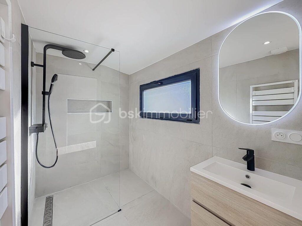 *** VILLA CONTEMPORAINE DE 130M2 AVEC GARAGE ET PISCINE – ARPAILLARGUES ET AUREILLAC *** – 5 pièces – 4 chambres – 120 m²