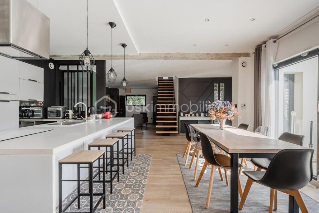 MAISON MODERNE QUASI AUTONOME AVEC PIECE DE VIE 80m2 – 5 pièces – 3 chambres – 163 m²