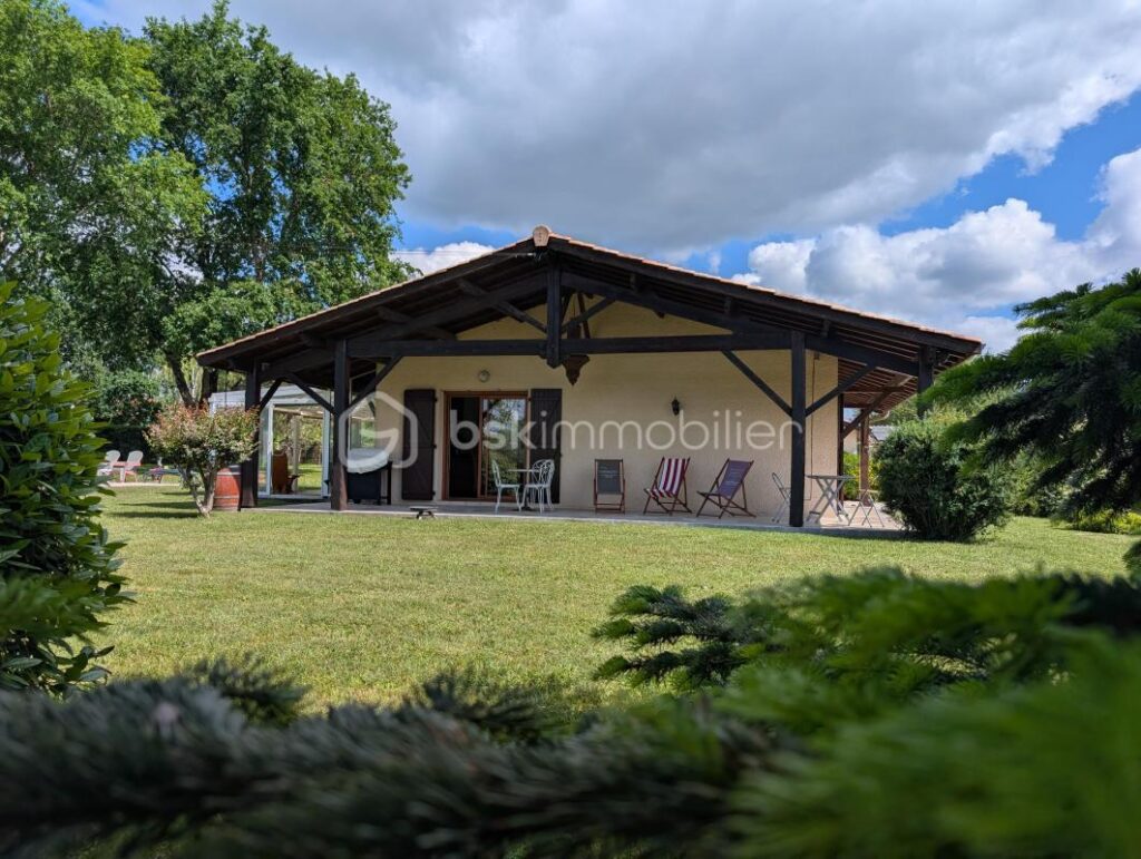 Maison traditionnelle de 151m2 avec parc arboré de 3653m2 au calme, 5 chambres, Pugnac – 7 pièces – 5 chambres – 151 m²