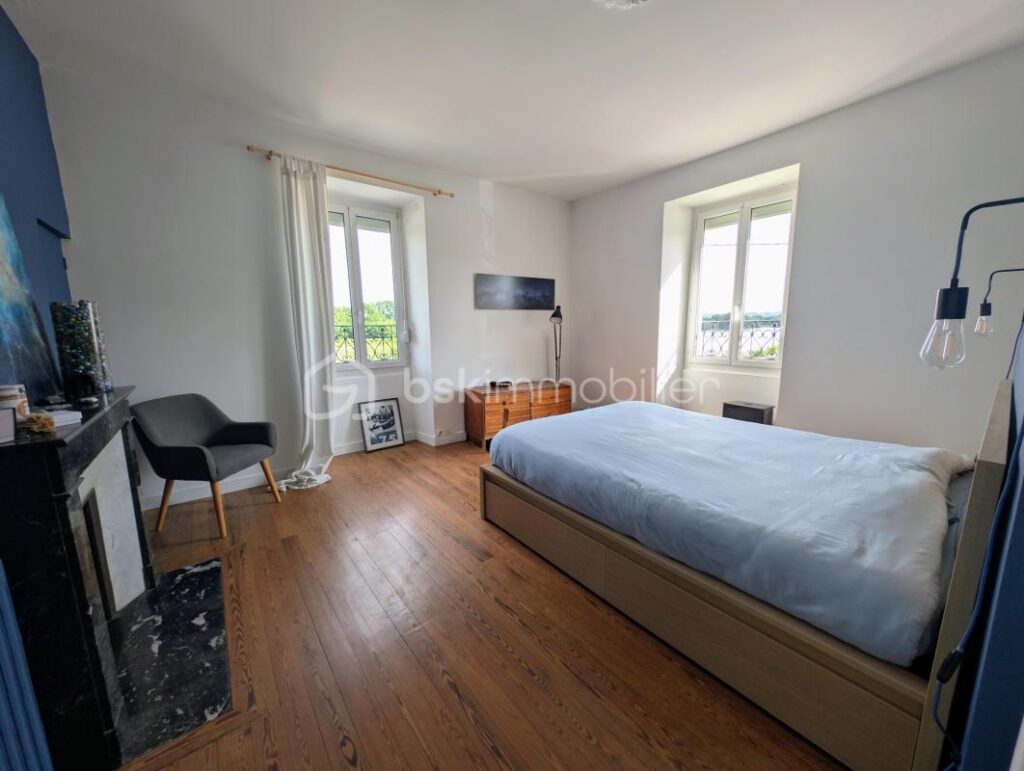 MAISON DE MAITRE RENOVEE – BORDS DE LOIRE – 7 pièces – 5 chambres – 198 m²
