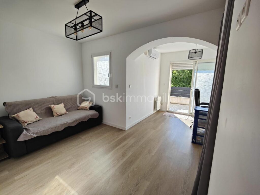 MONTREDON DES CORBIÈRES – VILLA R+1 – 120m² habitable – 3 CHAMBRES – DRESSING – CLIMATISATION RÉVERSIBLE – GARAGE – PISCINE EN DUR – VUE EXCEPTIONNELLE – 4 pièces – 3 chambres – 120 m²