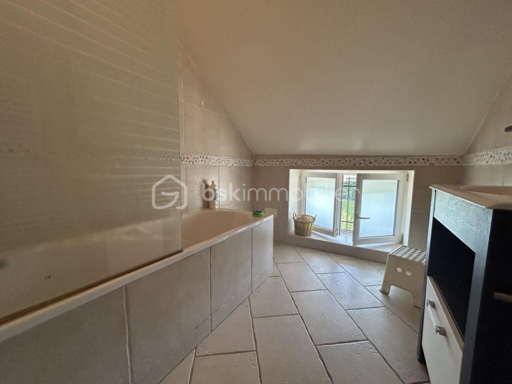 Maison de 130m2 – 3 chambres – Jardin avec vu sur l&rsquo;Yonne – 7 pièces – 3 chambres – 130 m²