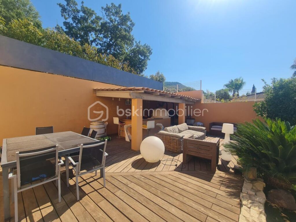 CARQUEIRANNE: VILLA T6 DE 130 M2 AVEC PISCINE VUE MER – 6 pièces – 4 chambres – 130 m²