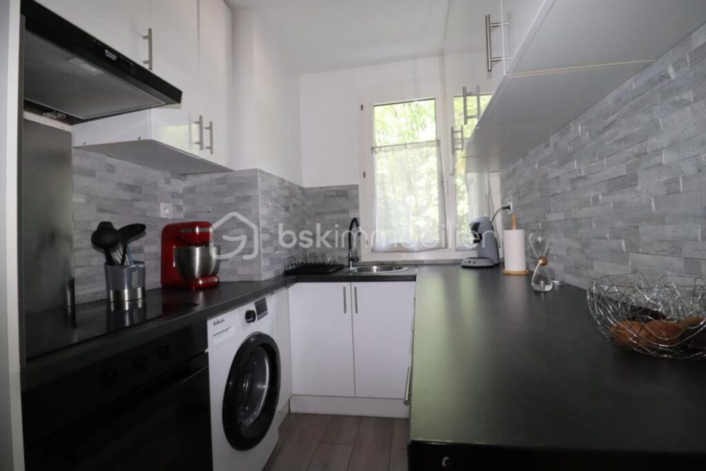 AGREABLE APPARTEMENT LUMINEUX ET TRAVERSANT ( 3 piéces 50 m² ) avec 2 chambres et cave – 3 pièces – 2 chambres – 49 m²