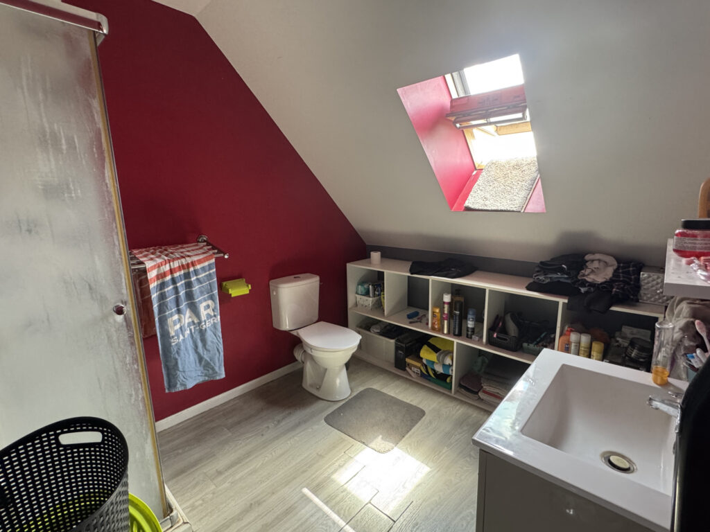 Proposée par Cazin Immobilier Située entre Vimoutiers et Gac – 6 pièces – 5 chambres – 109 m²