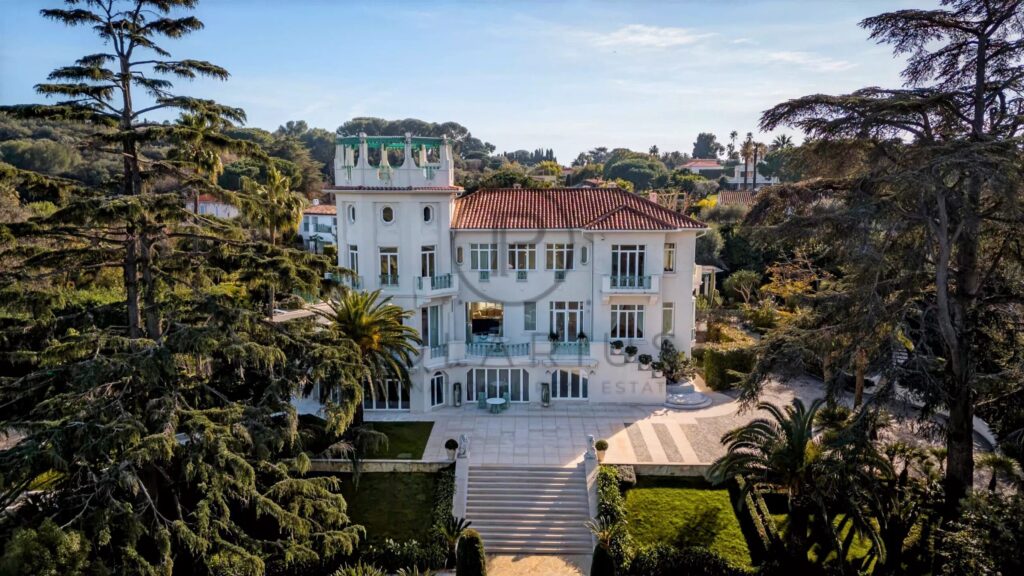 Domaine d’exception à vendre au Cap d’Antibes – Château du Cap – 15 pièces – 11 chambres – 1000 m²