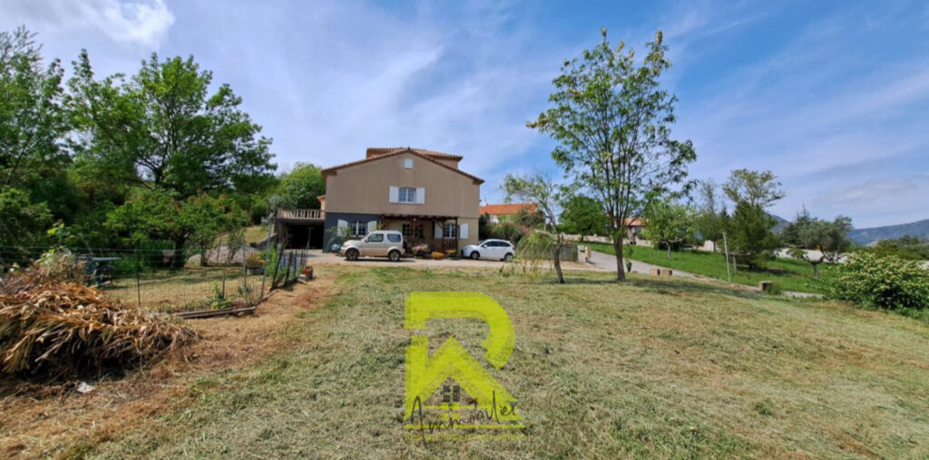 Charmante Maison + 4 appartements +1 terrain viabilisé à RIB – 14 pièces – 8 chambres – 350 m²