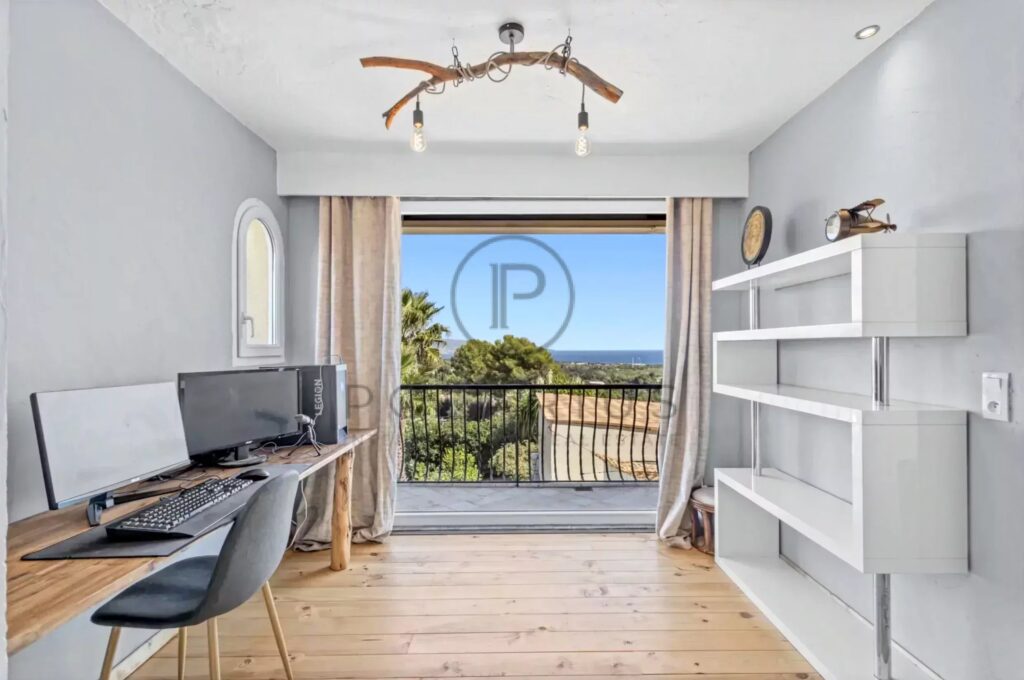 Villa de luxe avec vue sur la mer à vendre à Antibes – 6 chambres, piscine et appartement d&rsquo;invités – 9 pièces – 6 chambres – 350 m²