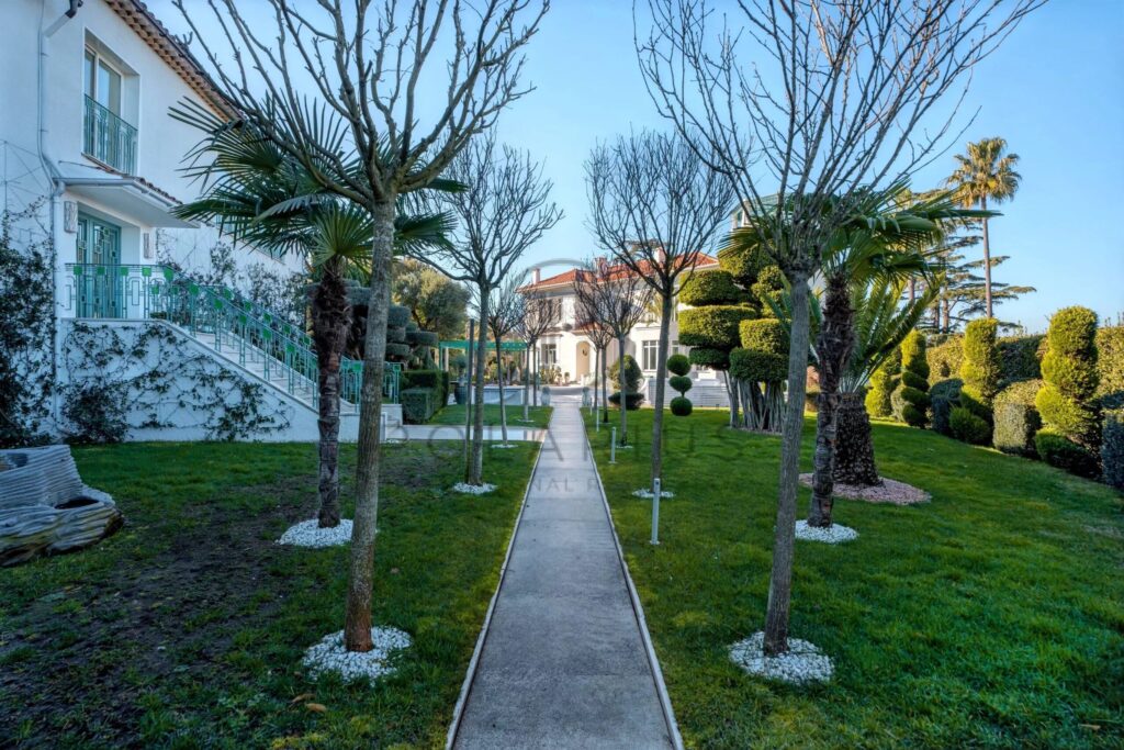 Domaine d’exception à vendre au Cap d’Antibes – Château du Cap – 15 pièces – 11 chambres – 1000 m²