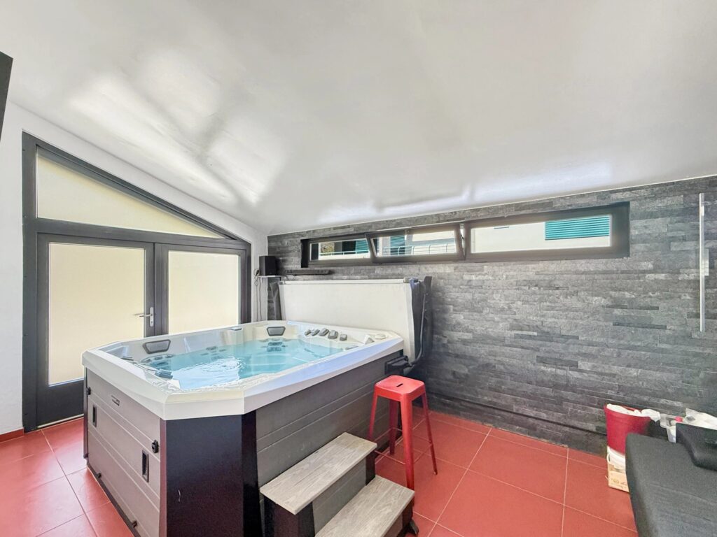 Villa contemporaine à Martigny ! – 6 pièces – 4 chambres – 220 m²