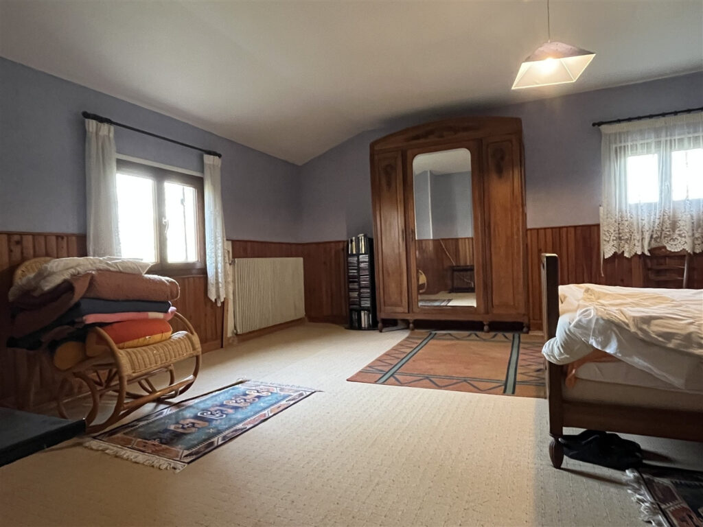 Située au milieu des prairies du Pays d&rsquo;Auge, au bout d&rsquo;un c – 9 pièces – 6 chambres – 170 m²