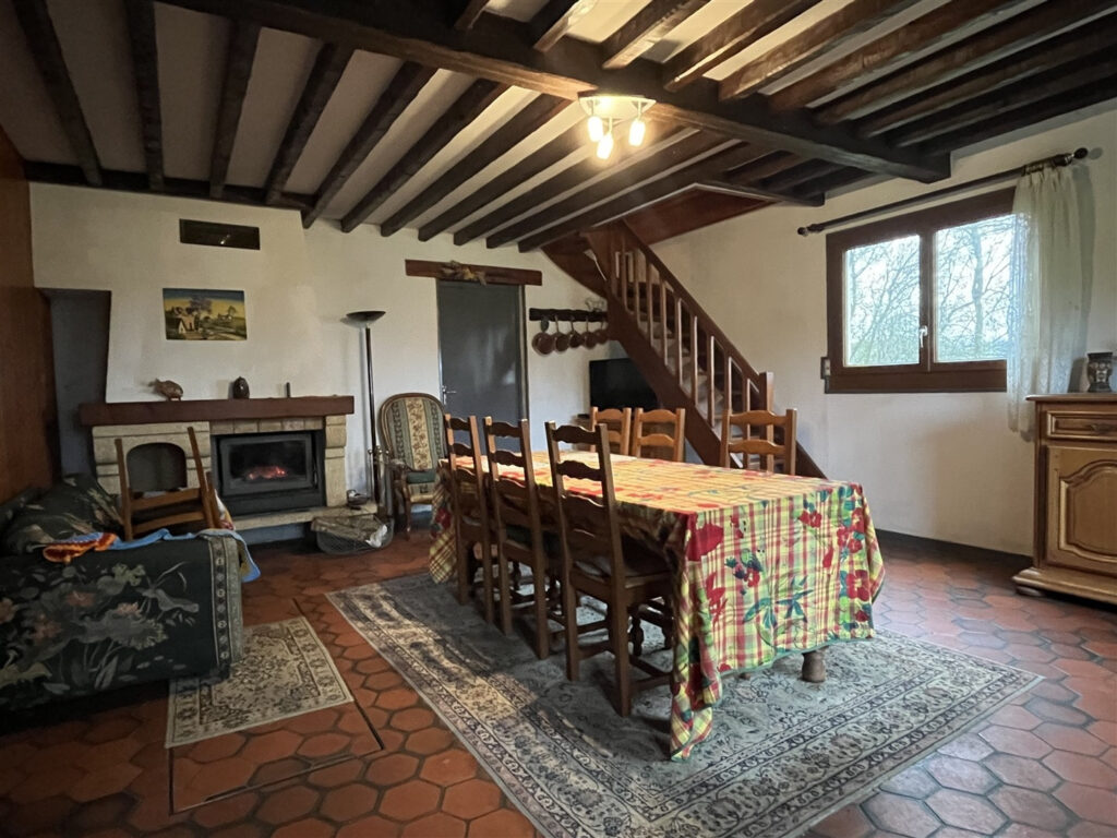 Située au milieu des prairies du Pays d&rsquo;Auge, au bout d&rsquo;un c – 9 pièces – 6 chambres – 170 m²