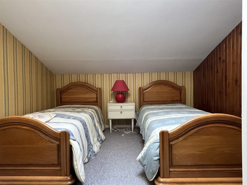 Située au milieu des prairies du Pays d&rsquo;Auge, au bout d&rsquo;un c – 9 pièces – 6 chambres – 170 m²