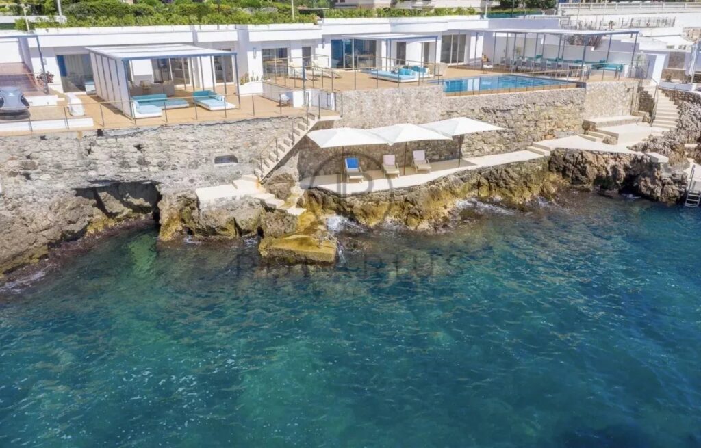 Domaine d’exception à vendre au Cap d’Antibes – Château du Cap – 15 pièces – 11 chambres – 1000 m²