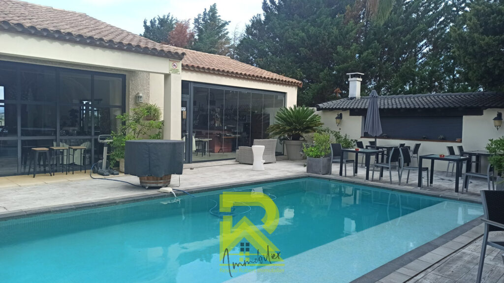 Domaine avec une activité commerciale – 6 pièces – 4 chambres – 211 m²