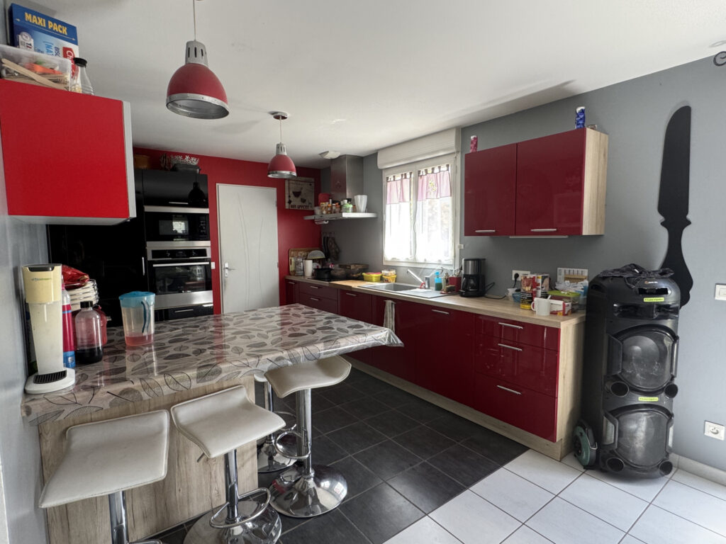 Proposée par Cazin Immobilier Située entre Vimoutiers et Gac – 6 pièces – 5 chambres – 109 m²